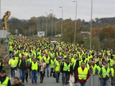 Diante da sublevação, Macron  recua e suspende impostos sobre combustíveis