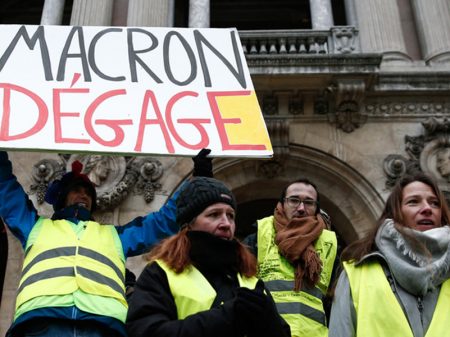 Franceses ocupam as ruas para exigir renúncia de Macron