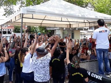 RN: Policiais protestam contra atraso de salários e 13º