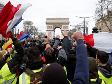 Insatisfação dos franceses com arrocho de Macron explode nas ruas