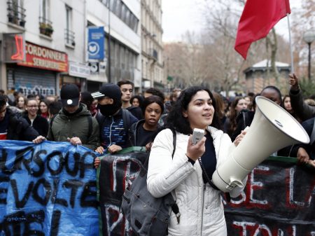 Estudantes franceses repudiam reforma elitista e polícia prende mais de 700