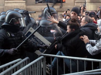 Barcelona vive confronto com polícia durante visita do premiê espanhol