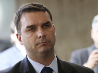 Quem fazia os depósitos na conta de Flávio Bolsonaro?