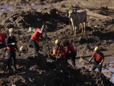 Bolsonaro olha de longe e não pousa em Brumadinho