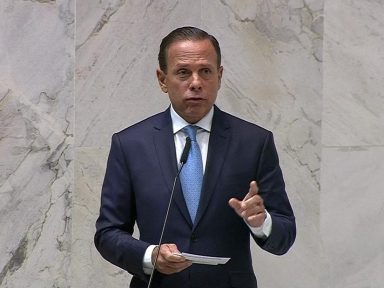 Doria toma posse, ataca o PSDB e promete menos governo