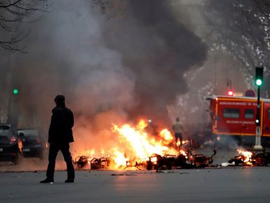 Franceses voltam às ruas contra arrocho e arrogância de Macron