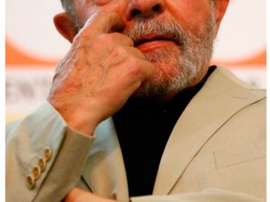Lula prestigia ato em defesa da corrupção na Petrobrás
