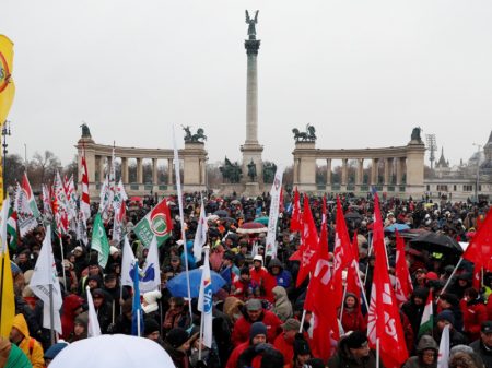 Húngaros repudiam “reforma” que dá a patrões 3 anos para pagar horas extras