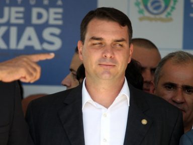 Escritura desmente versão de Flávio Bolsonaro sobre dinheiro em sua conta