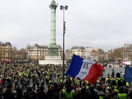 Coletes Amarelos na Praça da Bastilha: “Fora Macron!”