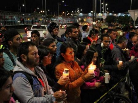Colombianos fazem vigília solidária pelas vítimas de atentado