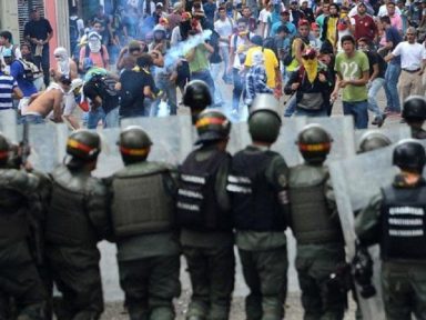 Guaidó se autoinveste presidente com apoio dos EUA e FFAA rechaçam intervenção externa