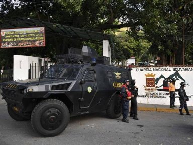 Grupo militar rebela-se contra o governo de Maduro e é detido