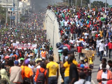 Milhares de haitianos protestam contra corrupção, carestia e apagões