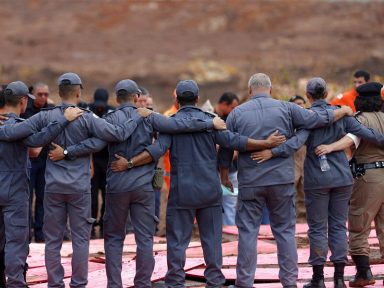 Bombeiros homenageiam vítimas em Brumadinho; 115 mortes confirmadas