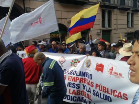Equador: mídia em campanha por congelamento salarial