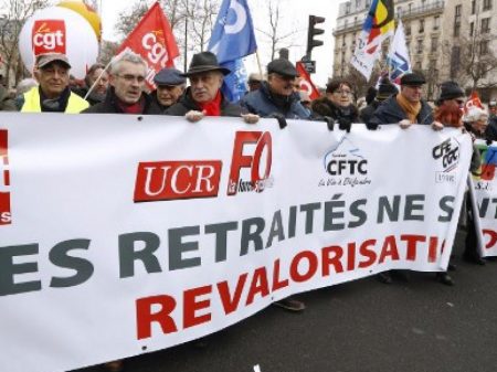 Aposentados franceses exigem fim do arrocho das pensões
