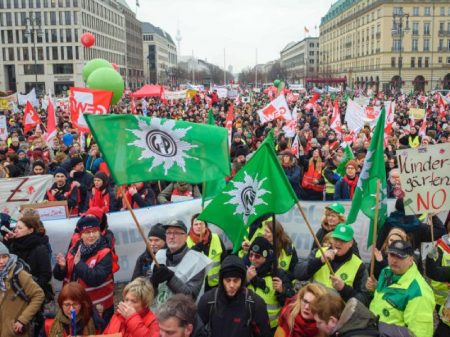 Servidores públicos fazem greve em Berlim por reajuste dos salários