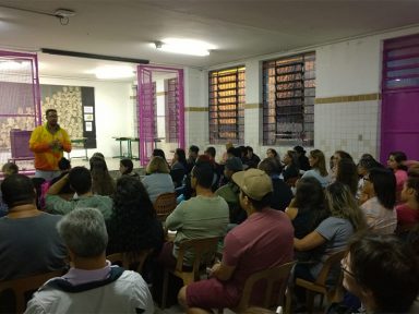 Pais de alunos declaram apoio a servidores municipais de SP em greve