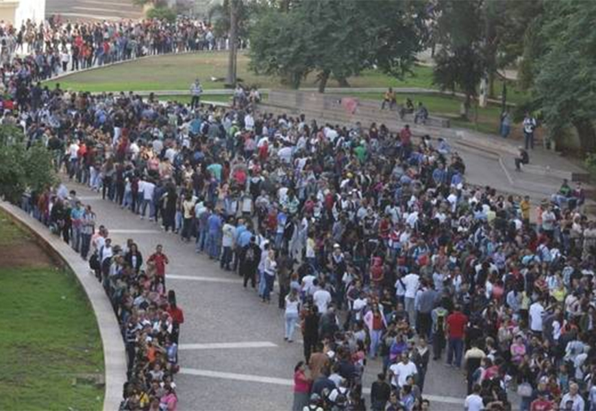 Multidão forma fila gigantesca em busca de vagas de emprego em SP – Hora do  Povo