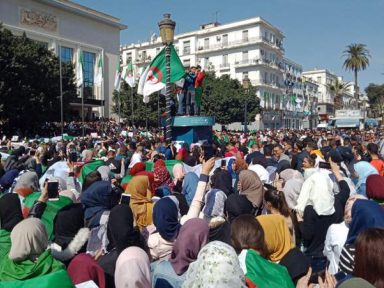 Maiores manifestações em 20 anos barram 5º mandato de Bouteflika na Argélia