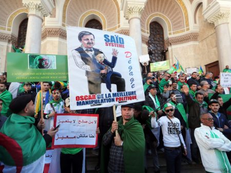 Centenas de milhares nas ruas: Era Bouteflika agoniza na Argélia
