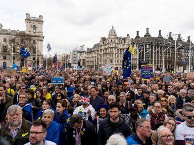 Impasse no Brexit leva centenas de milhares às ruas de Londres