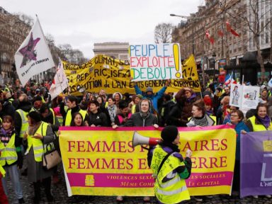 Mulheres lideram marcha dos “coletes amarelos” contra Macron