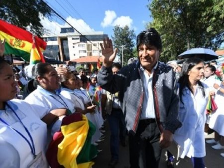 Bolívia multiplica investimentos por seis e inaugura sistema universal e gratuito de saúde