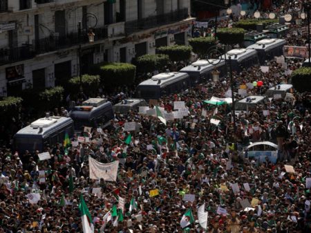 Argelinos voltam às ruas pela saída do presidente Bouteflika