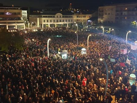 Manifestantes exigem renúncia do presidente de Montenegro por corrupção