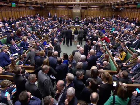 Parlamento britânico aprova adiamento do Brexit por três meses