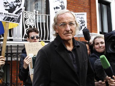 Cineasta John Pilger denuncia ameaças a Assange e exige sua liberação