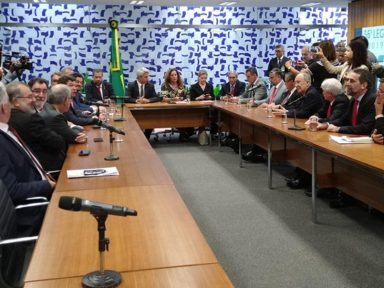 Oposição se une contra ataques à Previdência e 13 partidos do centro rejeitam tirá-la da Constituição