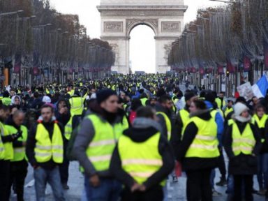 “Coletes amarelos” fazem   protesto contra arrocho de Macron