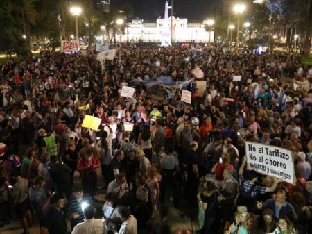 Argentinos tomam as ruas em repúdio a “roubo e mentiras de Macri”