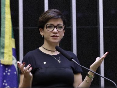 Deputada conta que é alvo de ataques após denunciar ameaça de morte feita pelo ministro do Turismo