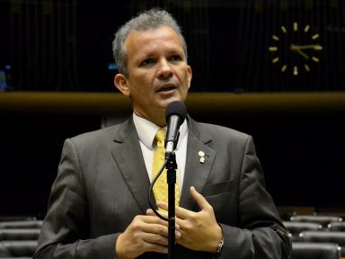 “A ‘reforma’ de Bolsonaro não combate privilégios, só aumenta desigualdades”, diz líder do PDT