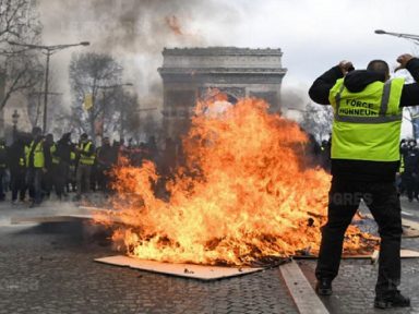 Macron adia anúncio de resultados do “Diálogo Nacional” e Paris vive confrontos