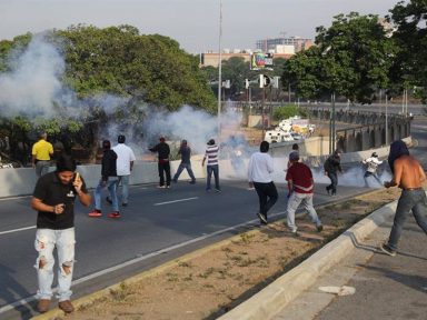 Guaidó não obtém apoio militar em La Carlota e mascarados apedrejam a base
