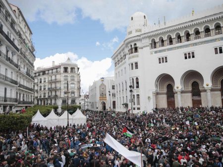 Congresso elege presidente interino da Argélia e estudantes exigem: “fora todos!”