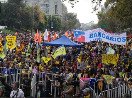 Chilenos exigem o fim da  capitalização da Previdência