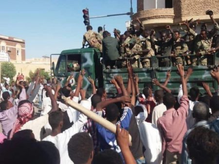 Sudão: líderes da revolta popular formam Conselho e exigem poder civil