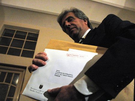 Uruguai: presidente destitui militares que acobertaram crimes da ditadura