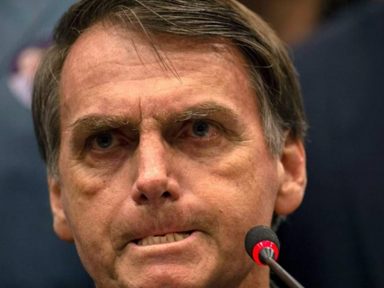 Dos EUA, Bolsonaro chama estudantes de “idiotas úteis”