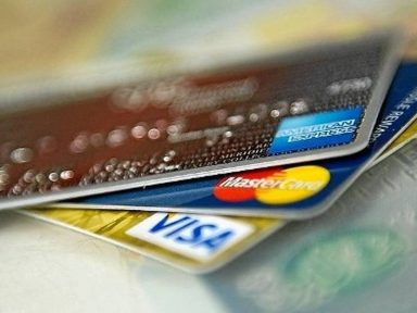 Com lucro recorde, bancos continuam subindo juros