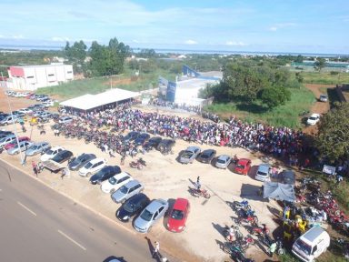 Multidão forma fila gigante por emprego em Palmas