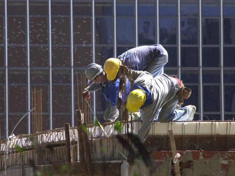 Queda do PIB da construção civil reflete os efeitos dos juros elevados, diz CBIC