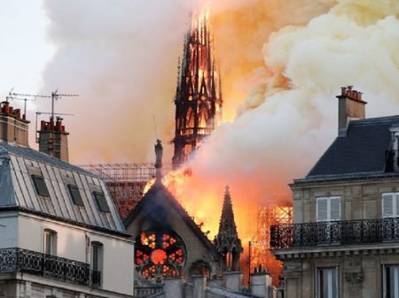 Notre-Dame: bombeiros se arriscaram e salvaram  estrutura e relíquias da catedral