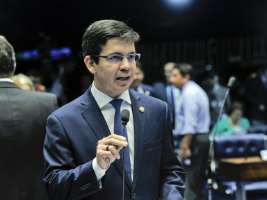 Randolfe: “ministro ameaça de morte deputada do PSL e Bolsonaro não faz nada”